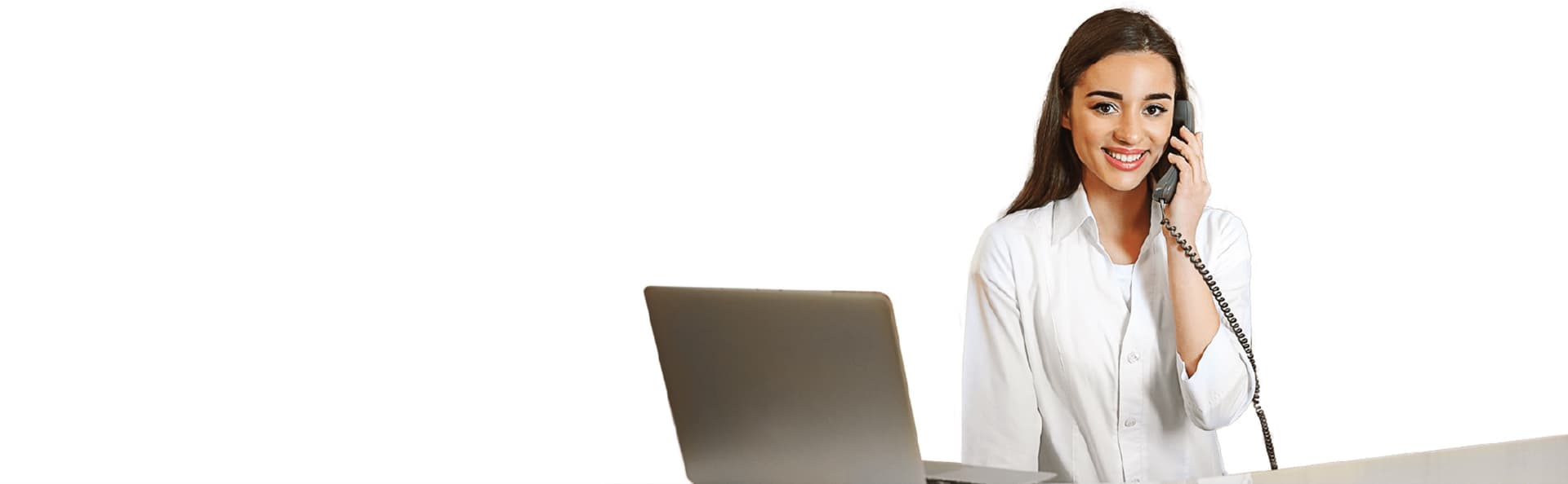 Mulher atendendo o telefone.